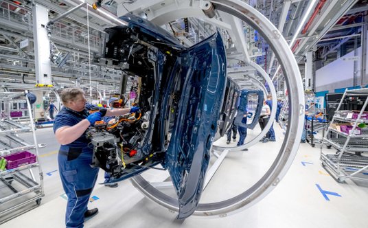 Żeby nie trzeba było trzymać rąk w górze cały samochód odwracany jest na bok