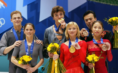 Jamie Sale i David Pelletier (pierwsi z lewej) jeszcze ze srebrnym medalem
