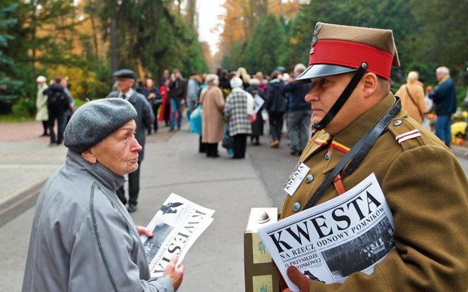 1 listopada na Powązkach Wojskowych odbyła się kwesta na rzecz odnowy pomników nagrobnych dowódców W