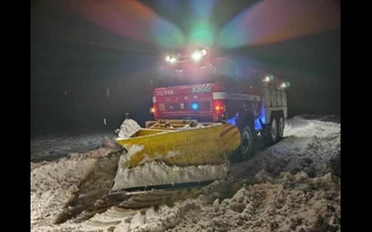 Strażacy z OSP Kobło na Lubelszczyźnie odśnieżali drogę, by lekarz mógł dotrzeć do rodzącej.