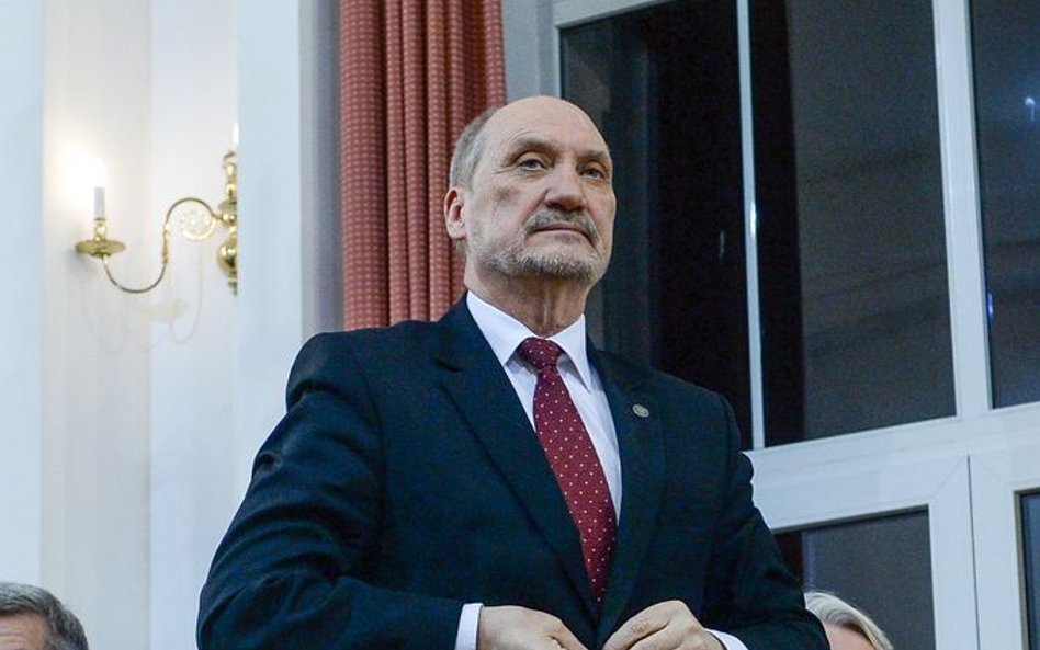 Szef MON: Smoleńsk to akt terroryzmu