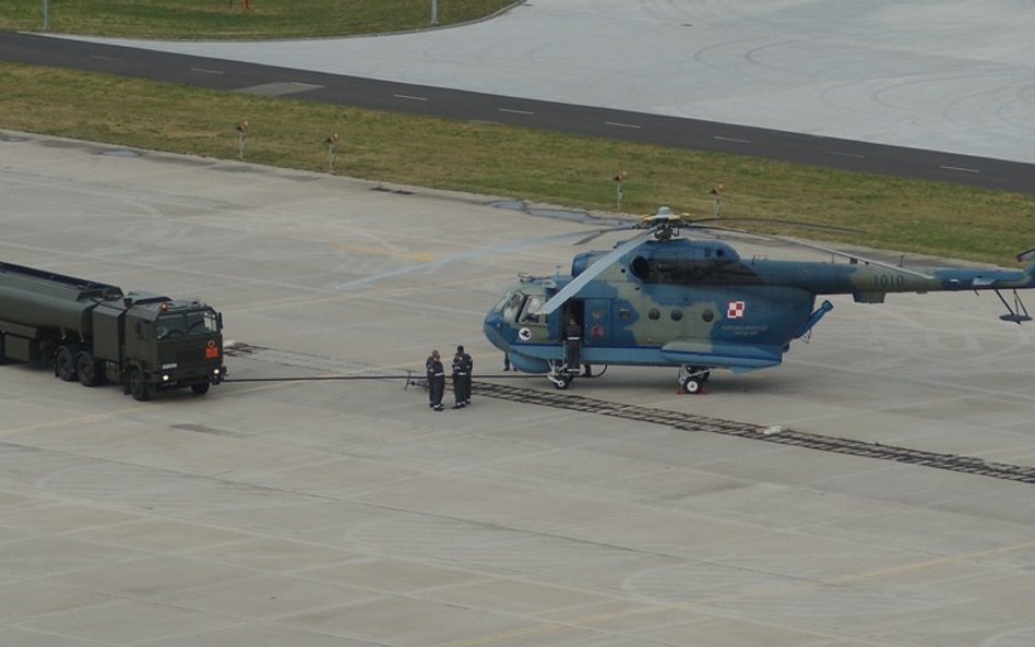 Tankowanie paliwa do śmigłowca Mi-14PŁ Brygady Lotnictwa Marynarki Wojennej. Fot./Łukasz Pacholski.