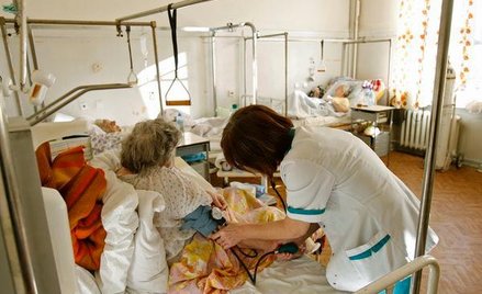 Z roku na rok wzrasta liczba postępowań o nadwykonania, czyli świadczenia medyczne, które szpitale w