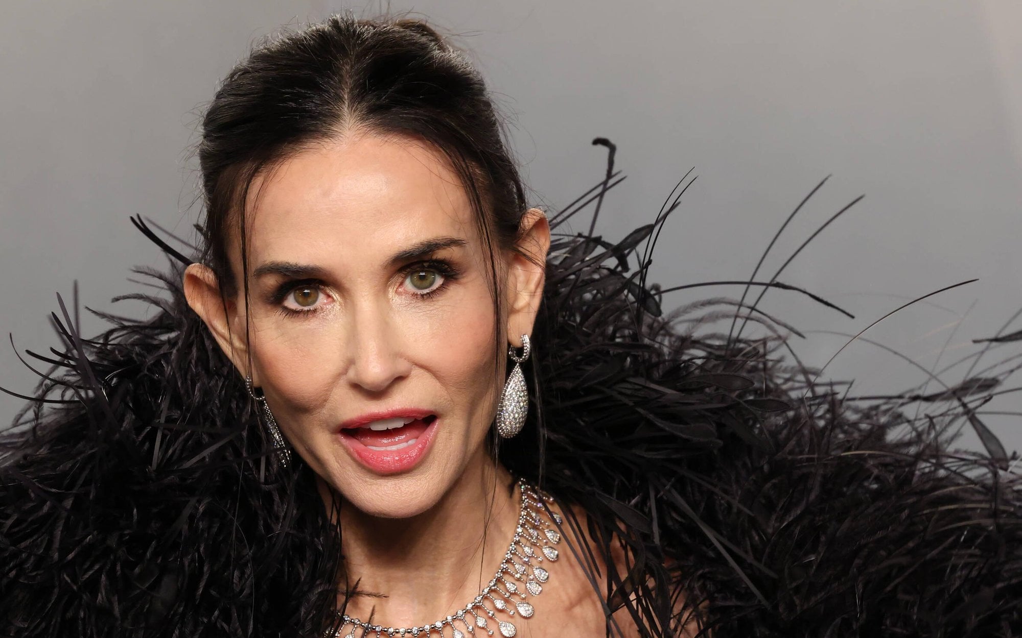 „W pewnym wieku trzeba ściąć włosy”. Czy na pewno? Opinie gwiazd i fryzjerów