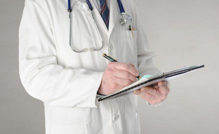 Do brodatego mężczyzny nie powie "pani". Lekarz zwolniony