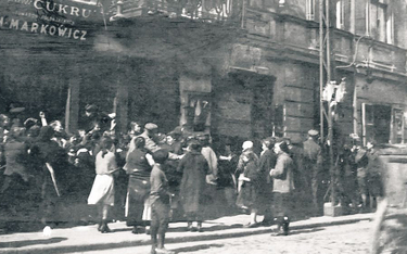 Warszawa, 1920 r. Kolejka po chleb
