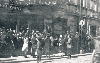 Warszawa, 1920 r. Kolejka po chleb