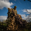 Ukraiński żołnierz z siatką maskującą