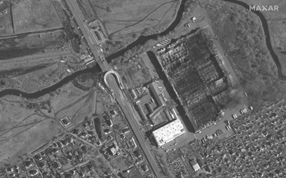 Zdjęcia satelitarne wskazują na przegrupowanie rosyjskiej kolumny zmierzającej do Kijowa