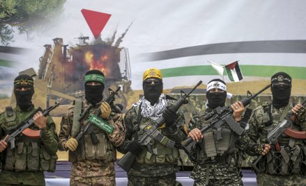 Bojownicy z Brygad Izz ad-Din al-Kassam Hamasu