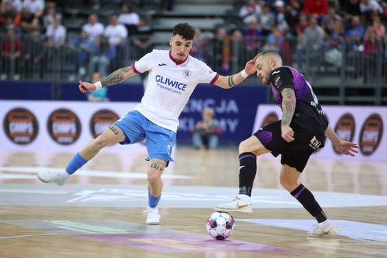 Miguel Pegacha (z lewej), zdobywca pierwszej bramki dla Piasta