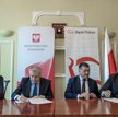 Podpisanie umowy między Ministerstwem Finansów i Bankiem Pekao. Od lewej: Karol Czarnecki, dyrektor 
