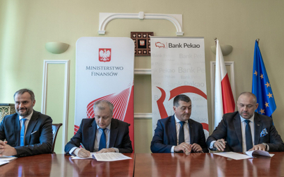 Podpisanie umowy między Ministerstwem Finansów i Bankiem Pekao. Od lewej: Karol Czarnecki, dyrektor 