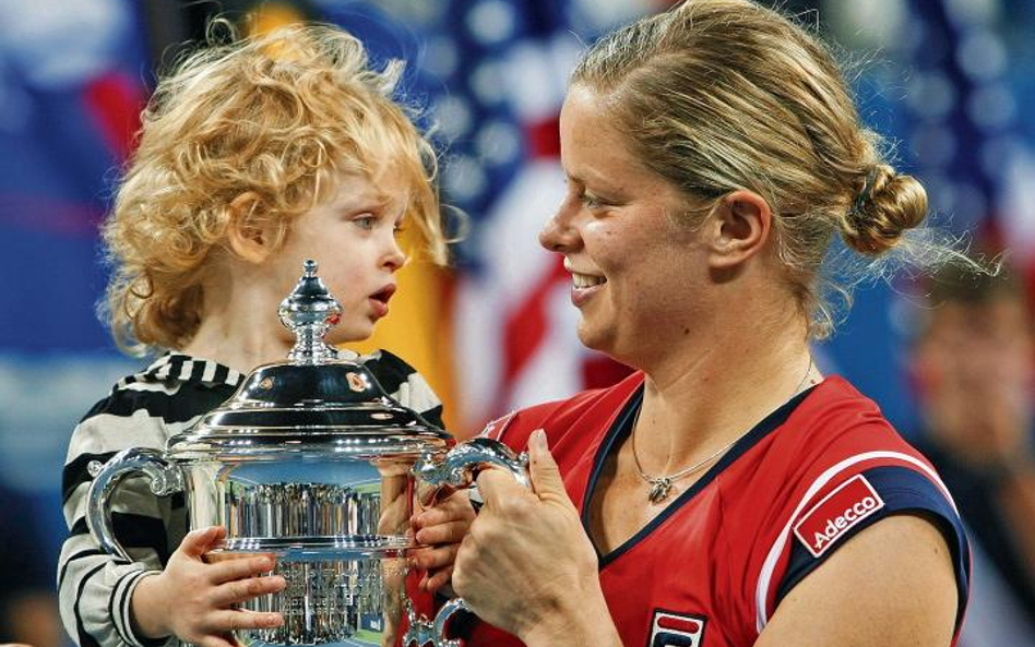 Kim Clijsters z córką i pucharem zdobytym w US Open