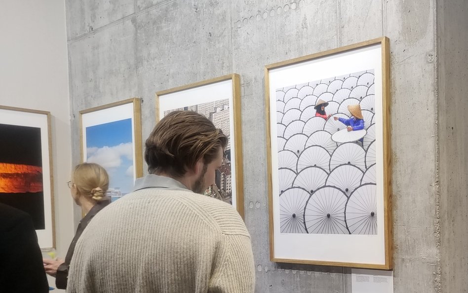 Białe tarcze to papierowe parasole produkowane na Jawie czekające na pomalowanie.