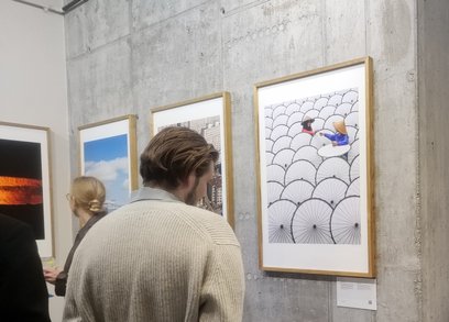 Białe tarcze to papierowe parasole produkowane na Jawie czekające na pomalowanie.