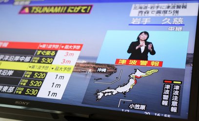 Japońska telewizja informuje o ostrzeżeniu Japońskiej Agencji Meteorologicznej