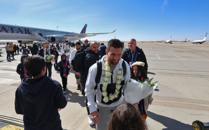 Lionel Messi na płycie lotniska w Rijadzie