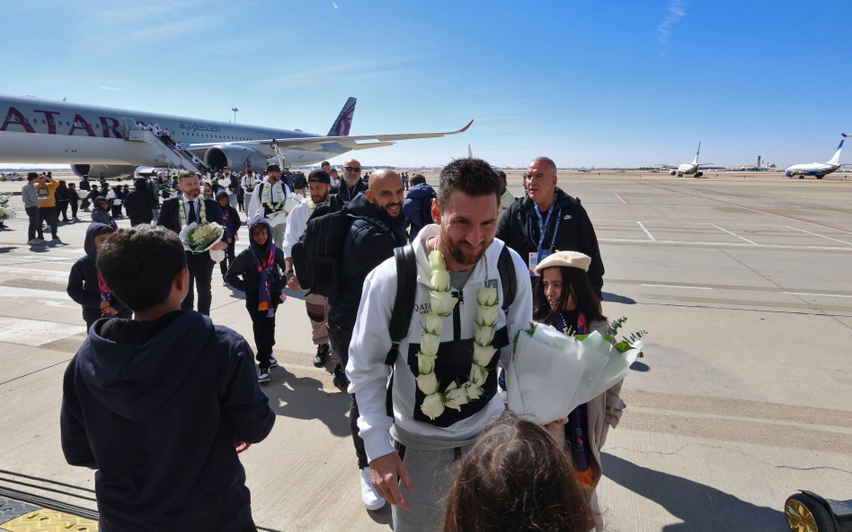 Lionel Messi na płycie lotniska w Rijadzie