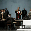 „Kupiec wenecki” – scena w sądzie, pierwszy z lewej Adrian Eröd (Shylock)