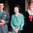 Od lewej król Karol III, królowa Elżbieta II, księżna Diana