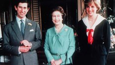 Od lewej król Karol III, królowa Elżbieta II, księżna Diana