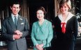 Od lewej król Karol III, królowa Elżbieta II, księżna Diana