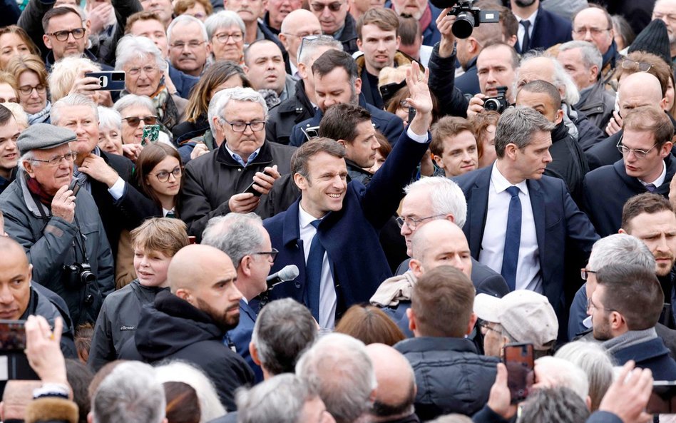 Emmanuel Macron bardzo późno włączył się do kampanii wyborczej. Być może za późno