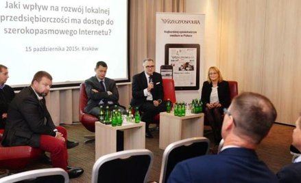 Uczestnicy debaty podkreślali, że przez ostatnie lata internet miał duży wpływ na rozwój gospodarki,