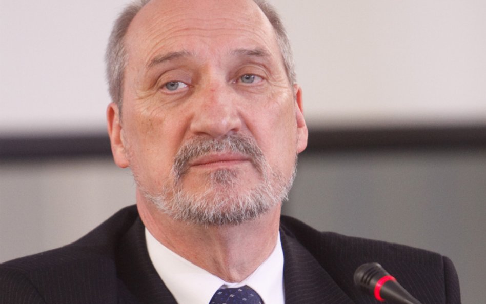 Macierewicz o Petelickim: Są obawy, że nie mamy do czynienia z samobójstwem