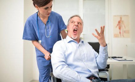 Lekarze z placówek prywatnych chcą zostać funkcjonariuszami publicznymi