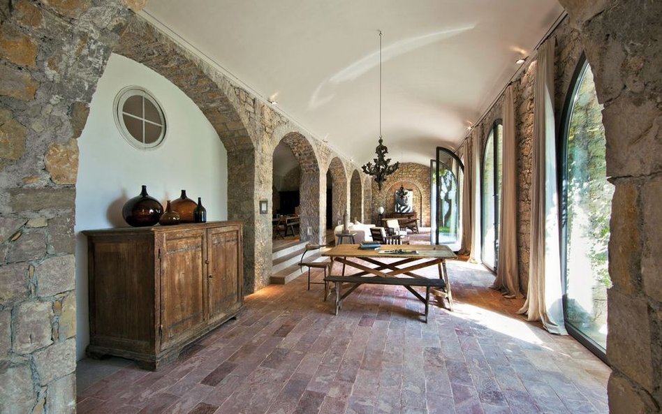 Nieruchomość przeszła ostatnio kosztowny remont pod kierownictwem renomowanego architekta Axela Verv