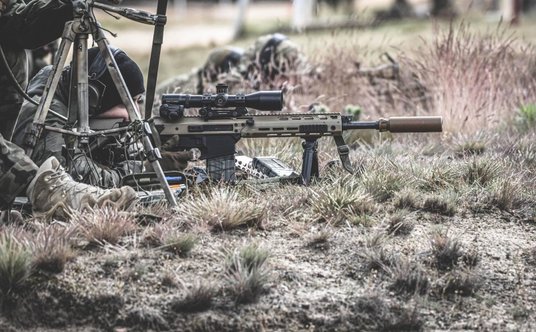 Karabin wyborowy MSBS GROT 762N w rękach żołnierza z 18. Bielskiego Batalionu Powietrznodesantowego.