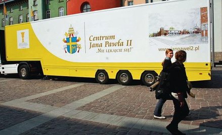 Wśród eksponatów na mobilnej wystawie jest 17 niepokazywanych dotąd pamiątek po papieżu