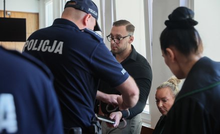 Łukasz Żakoraz jego pełnomocniczka, mec. Izabela Ławińska na sali rozpraw Sądu Rejonowego dla Warsza
