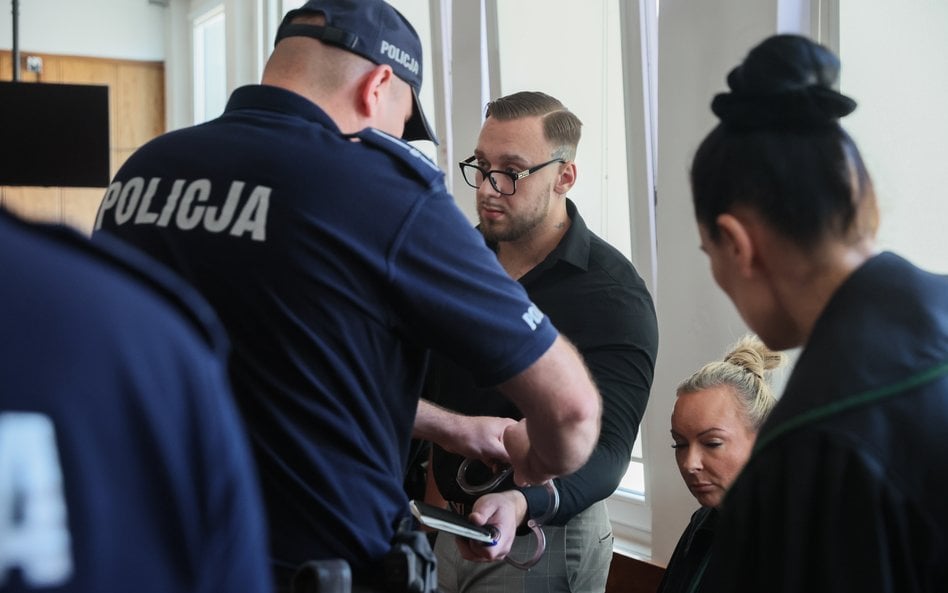 Łukasz Żakoraz jego pełnomocniczka, mec. Izabela Ławińska na sali rozpraw Sądu Rejonowego dla Warsza