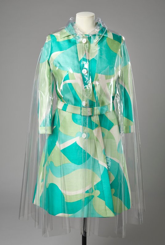 Przezroczysty płaszcz przeciwdeszczowy Elżbiety II na jedwabnej sukience, lata 70.