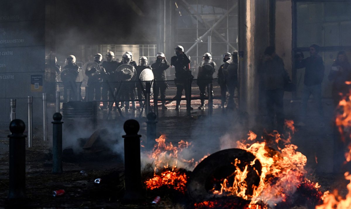 Protest rolników w Brukseli: Parlament Europejski obrzucony jajkami. Policja użyła gazu
