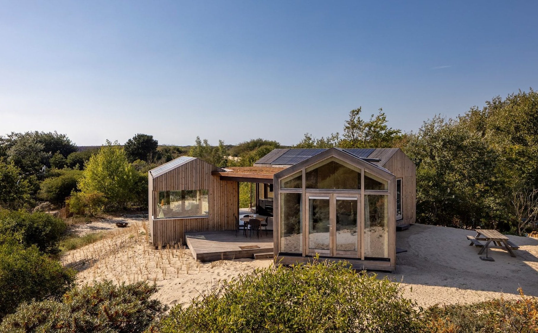 Dom, który stanął na wydmach. Minimalistyczna rezydencja z widokiem na morze