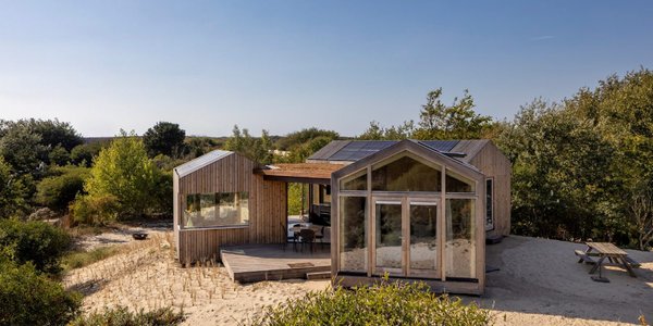 Dom, który stanął na wydmach. Minimalistyczna rezydencja z widokiem na morze