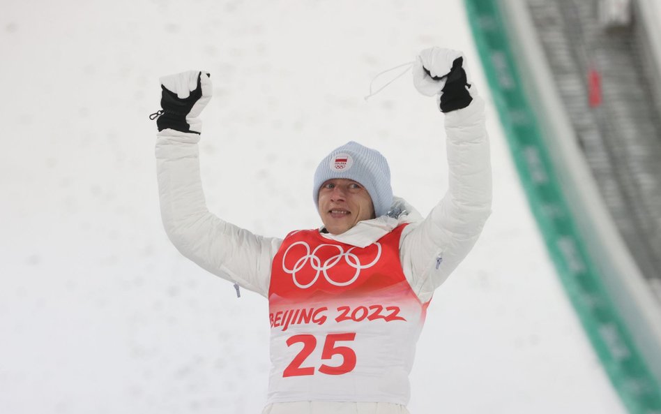 Dawid Kubacki podczas ceremonii kwiatowej