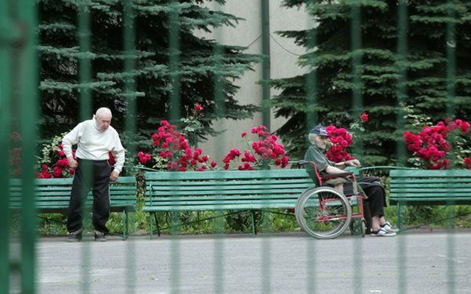 Czy personel domu pomocy społecznej wykonuje prace o szczególnym charakterze