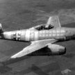 Niemiecki samolot odrzutowy Messerschmitt Me-262 w locie Me-262 na lotnisku, wiosna 1945 r.