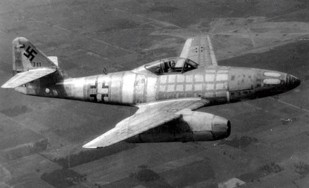 Niemiecki samolot odrzutowy Messerschmitt Me-262 w locie Me-262 na lotnisku, wiosna 1945 r.