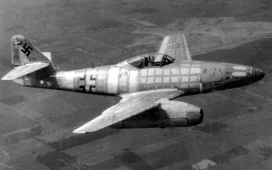 Niemiecki samolot odrzutowy Messerschmitt Me-262 w locie Me-262 na lotnisku, wiosna 1945 r.