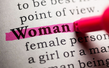 Definicja "kobiety" w brytyjskim słowniku jest seksistowska?