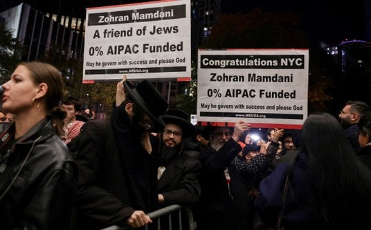 Żydowscy zwolennicy kandydata Demokratów na burmistrza Nowego Jorku Zohrana Mamdaniego trzymają plak