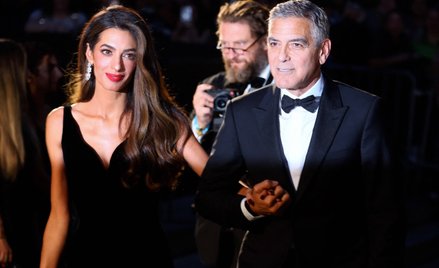 Założona przez Amal i George’a Clooneyów fundacja od 2016 roku oferuje bezpłatną pomoc prawną ofiaro