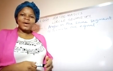 Nauczycielka z Nigerii uczy 1800 uczniów przez internet