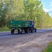 Przewóz pracowników na przyczepie rolniczej jest dozwolony tylko pod pewnymi warunkami